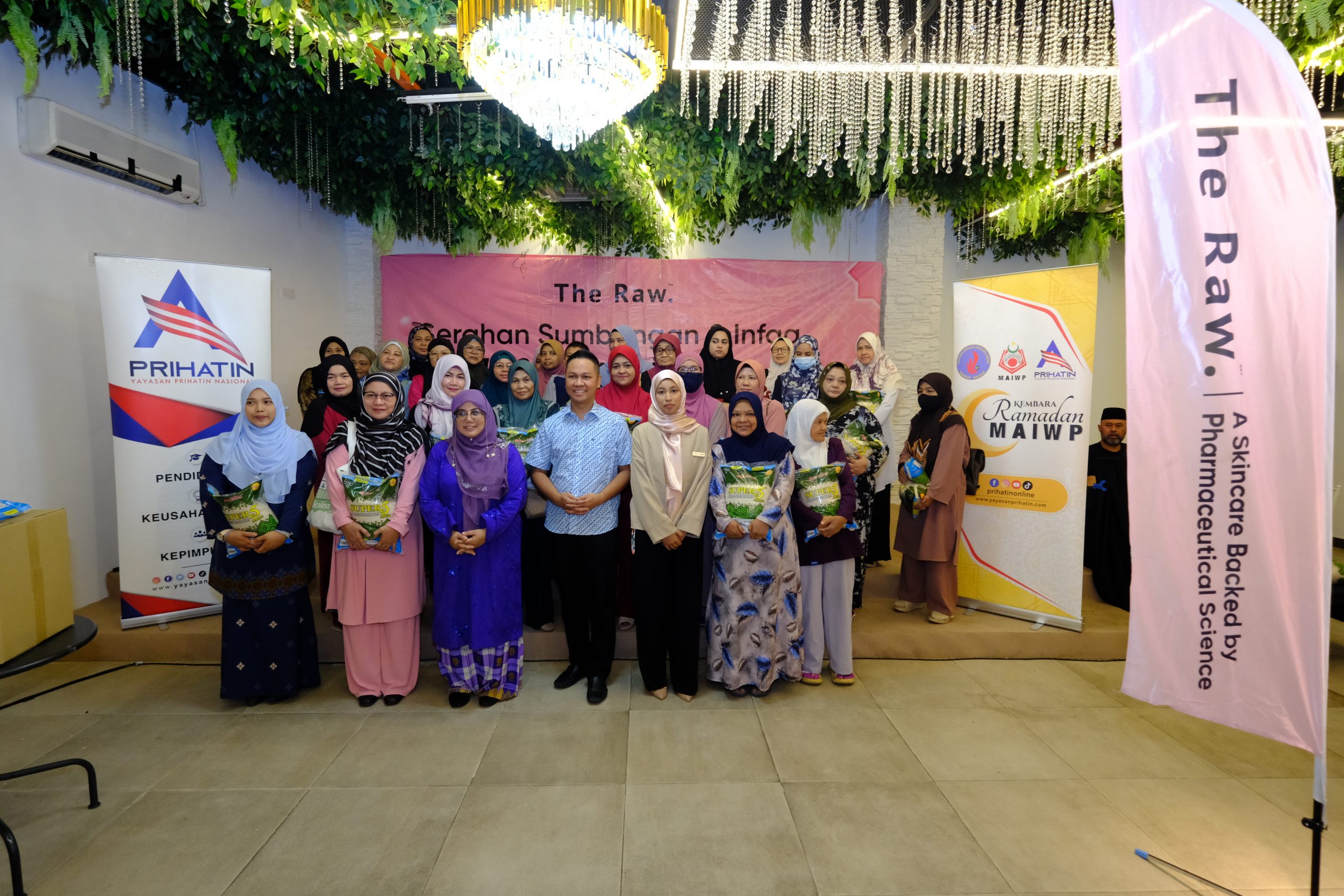 The Raw sumbang 50 tan beras kepada 10,000 penerima