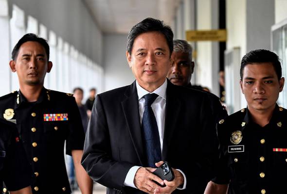 Bekas Pengarah GIIB bebas tuduhan pemalsuan dokumen selepas Pendakwa Raya tarik balik tuduhan