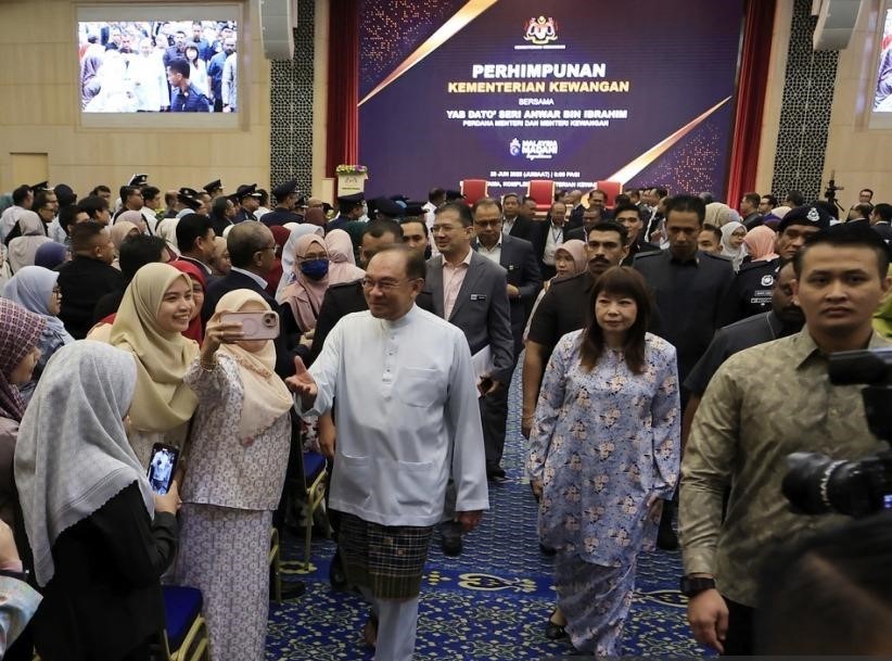 Jabatan kerajaan henti guna barangan import dalam acara rasmi – PM Anwar